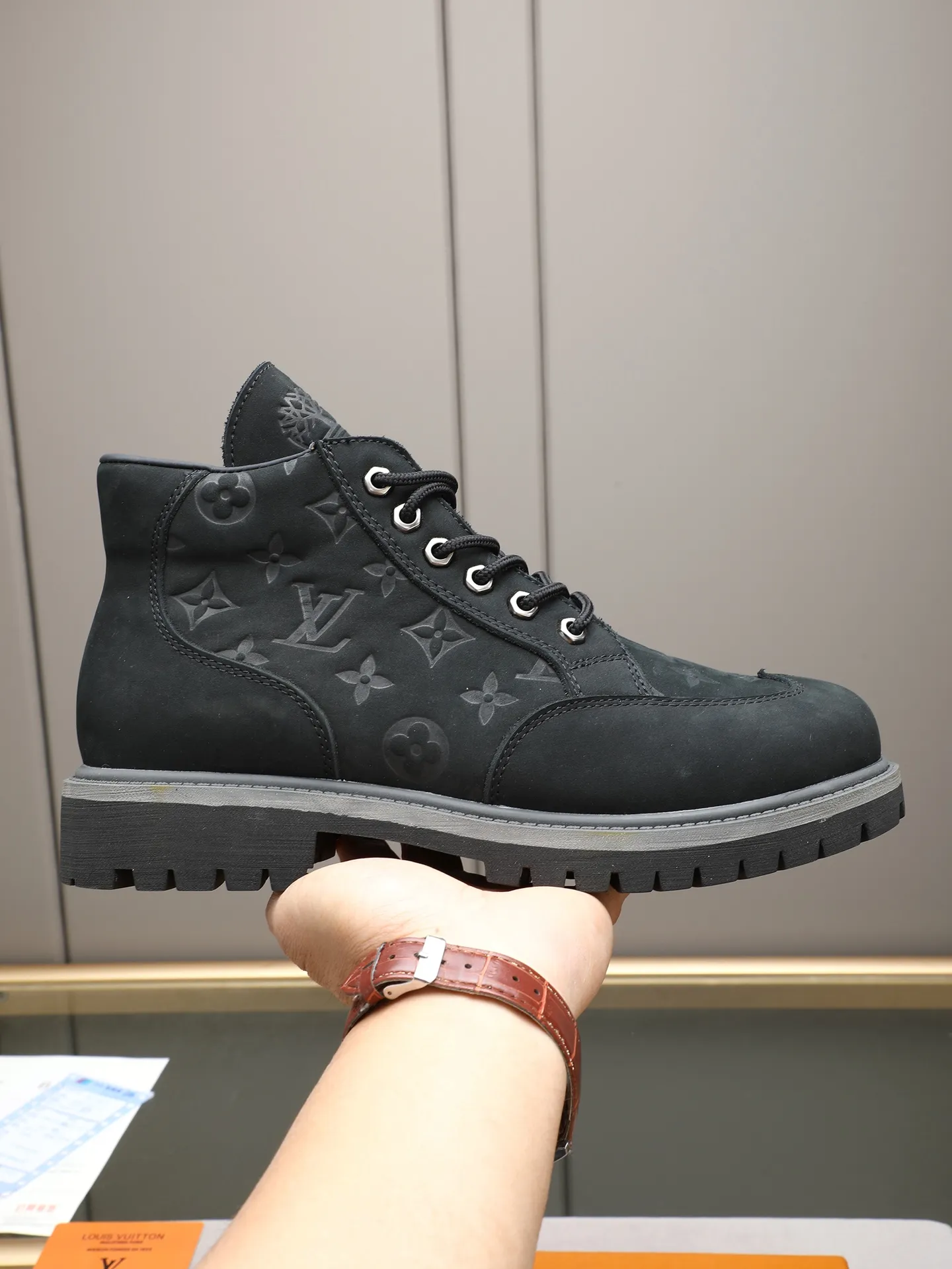 PP460 LOUIS VUITTON ss25 LV donkey brand new thick-soled lace-up big-toe shoes men's casual shoes high-top short boots. These boots are crafted from top-grain calf leather for a lightweight and comfortable fit. The thick EVA outsole is embellished with eye-catching ridges, and the trendy attitude of being both strong and soft makes it an everyday choice. ✔Upper: imported first-layer cowhide ✔Inner lining: sheep lining ✔Outsole: original molded outsole Size: 38-44 (45 customized)